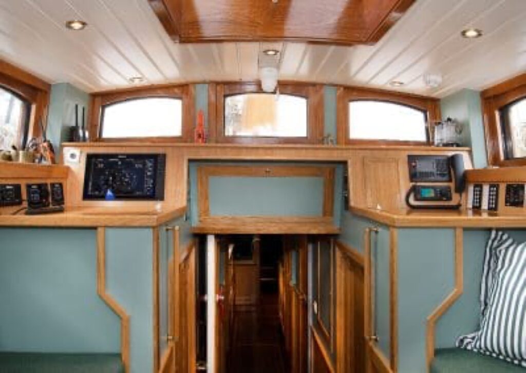 Navigation und Kartentisch an Bord der Quadra