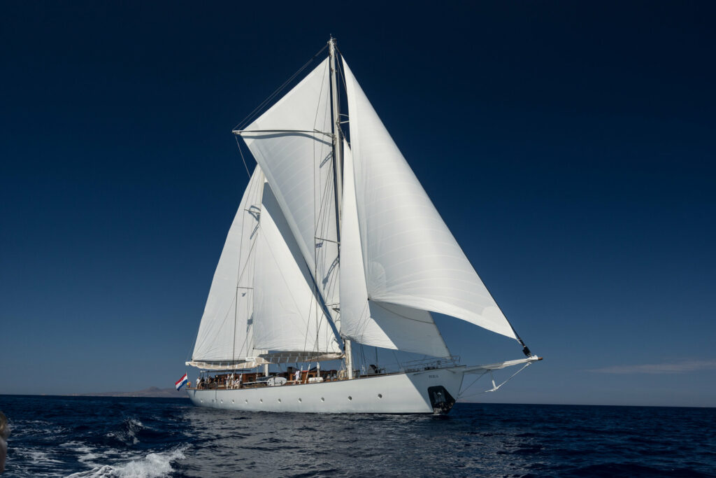 Segelyacht Rhea unter Segeln vor Griechenland
