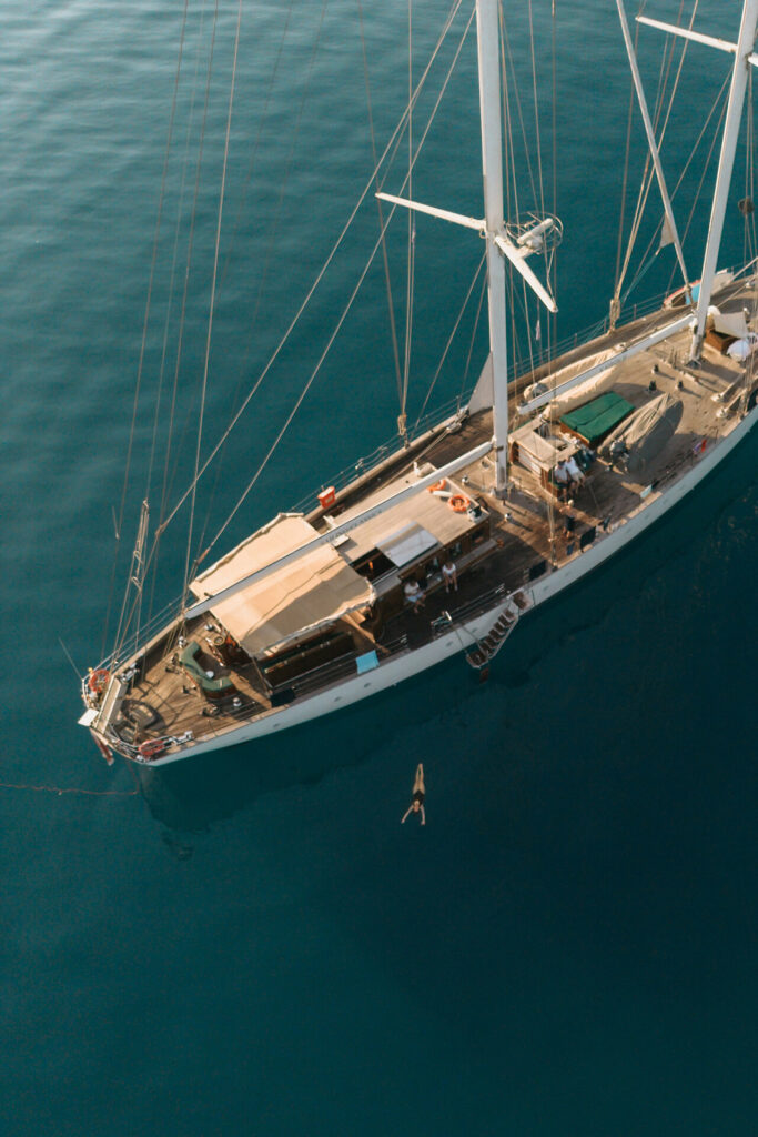 Segelyacht Rhea unter Segeln vor Griechenland