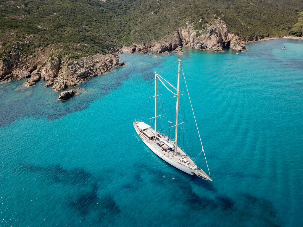 Segelyacht Chronos unter Segeln vor Sizilien