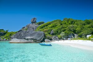 Weißer Strand mit Granitfelsen auf einer thailändischen Insel