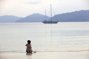 Segelyacht in einer ruhigen tropischen Bucht