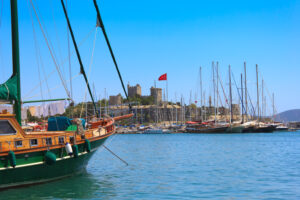 Bodrum mit traditioneller Gulet und Kreuzritterburg St. Peter, Türkei