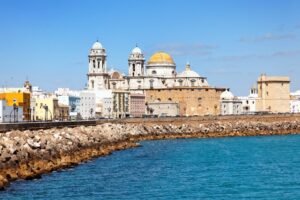 Cádiz - Kathedrale mit goldener Kuppel vom Wasser