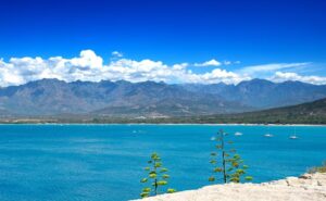 Bucht von Calvi mit korsischem Bergpanorama und Segelbooten