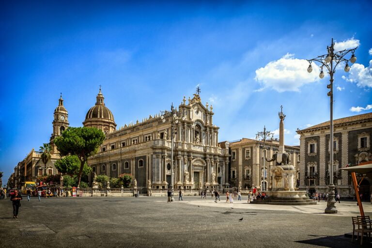 Kathedrale und Piazza del Duomo von Catania in Sizilien
