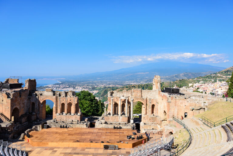Antikes griechisches Theater von Taormina mit dem Ätna im Hintergrund, Sizilien