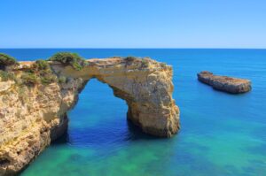 Atlantik – Felsbogen über türkisem Meer