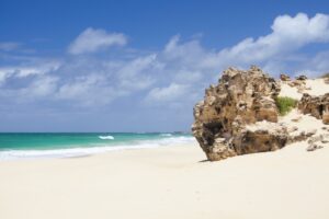 Atlantik – Strand mit Felsformation