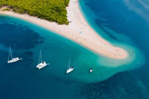 Die Landzunge Zlatni Rat (Goldenes Horn) bei Bol auf der Insel Brač
