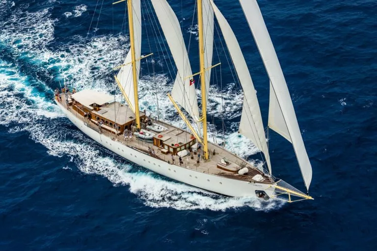 Chronos aus der Luft unter Segeln