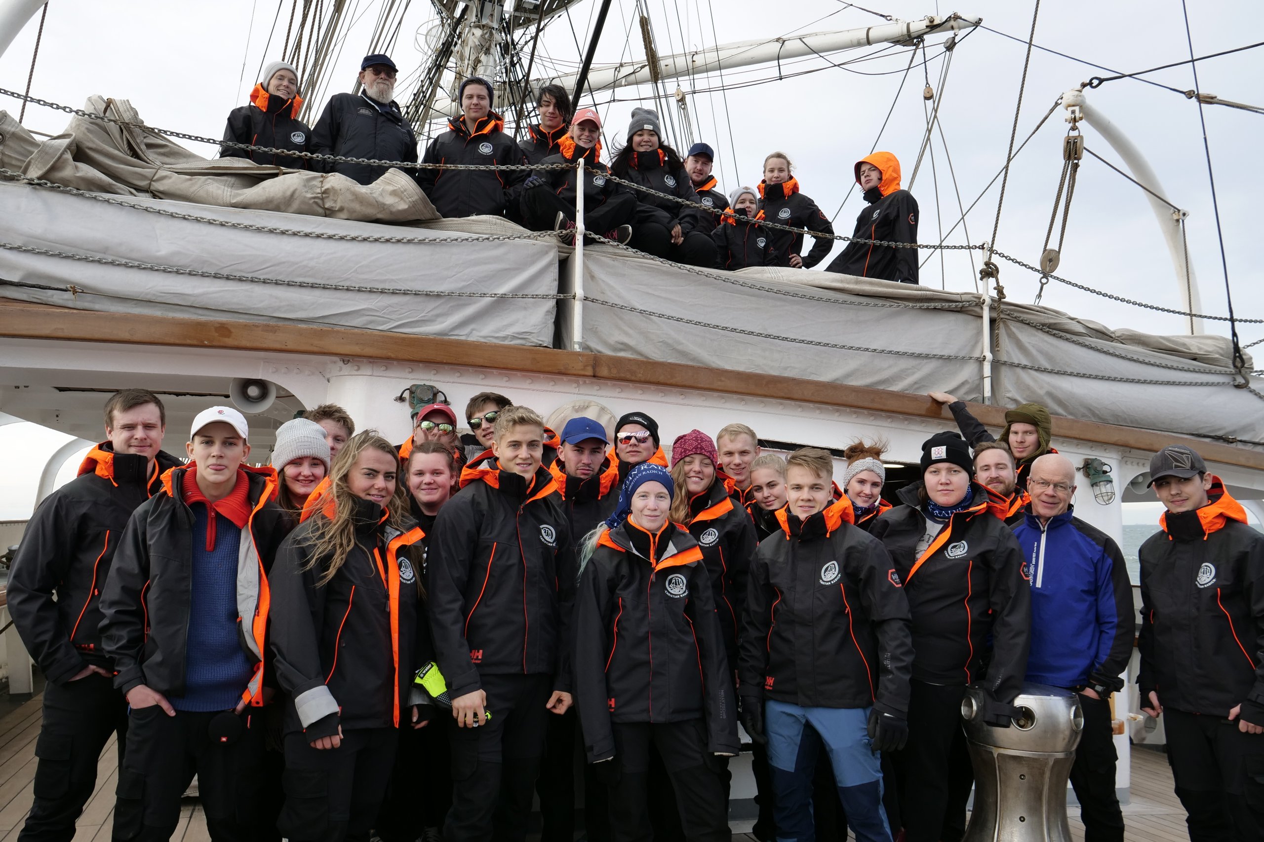 Jugendliche der Crew an Bord eines Großseglers