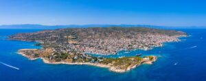 Luftaufnahme der Insel Spetses im Saronischen Golf