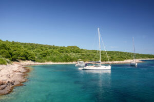 Segelyacht in einer türkisfarbenen Bucht vor Hvar