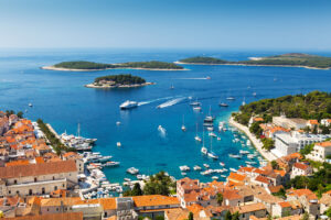 Der Hafen von Hvar mit den vorgelagerten Pakleni-Inseln