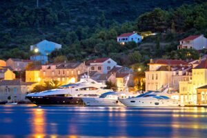 Yachten im abendlichen Hafen der Insel Vis