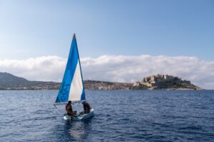 Segelboot vor der Zitadelle von Calvi