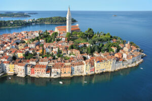 Die Altstadt von Rovinj auf ihrer Halbinsel mit dem Turm der Heiligen Euphemia