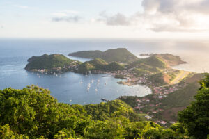 Les Saintes - Blick ueber die Bucht von Terre-de-Haut mit ankernden Booten