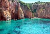 Klippen mit türkisfarbener Grotte im Mittelmeer