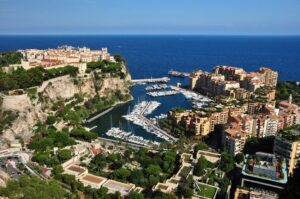 Monte Carlo mit Fürstenfelsen und Hafen Fontvieille, Monaco