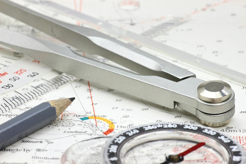 Navigationsbesteck: Seekarte, Stechzirkel und Kompass