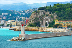 Nizza - Hafeneinfahrt mit Leuchtturm, Monument aux Morts und Stadt