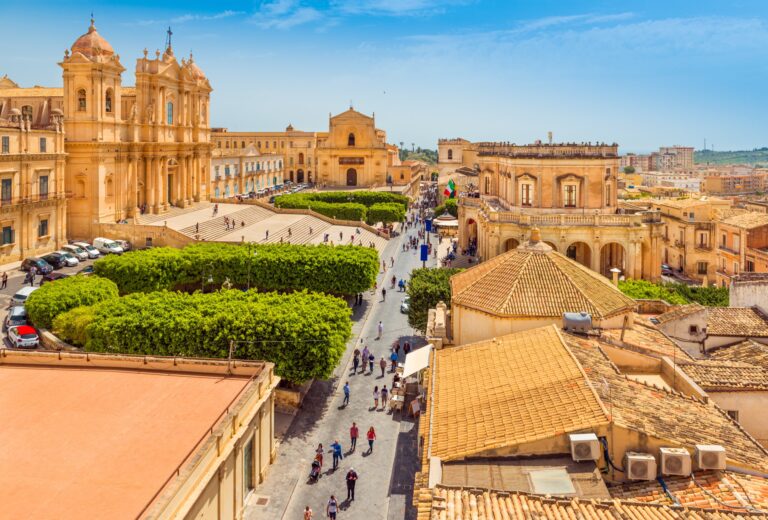 Barocke Altstadt von Noto mit Kathedrale im Val di Noto, Sizilien
