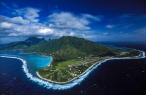 Luftbild einer polynesischen Insel mit Korallenriff