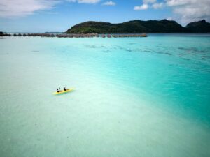 Kajak im türkisfarbenen Lagunenwasser Französisch-Polynesiens