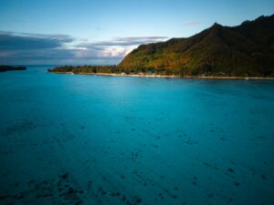 Lagune einer polynesischen Insel im Abendlicht