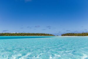 Aitutaki, Cook-Inseln - türkisfarbene Lagune mit palmengesäumtem Motu