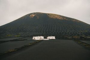 Arrecife de Lanzarote - vulkanische Weinberge La Geria mit weißem Gehöft, Kanarische Inseln