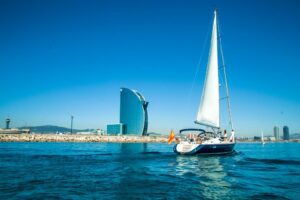 Barcelona - Segelyacht vor dem Hotel Vela (W Barcelona) an der Küste der katalanischen Metropole