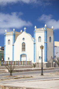 Boa Vista, Kap Verde - blau-weiße Kirche Santa Isabel in Sal Rei auf der Insel Boa Vista