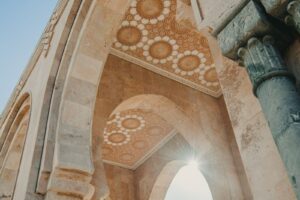 Casablanca, Marokko - kunstvolle Bögen und Zellij-Ornamentik der Hassan-II-Moschee