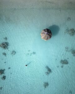 Fakarava im Tuamotu-Archipel - türkisfarbene Atoll-Lagune mit Korallen aus der Luft