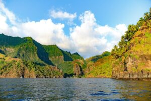 Fatu Hiva auf den Marquesas - die Baie des Vierges mit steilen grünen Vulkanbergen und ankernden Segelyachten