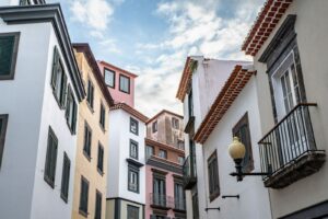 Funchal - farbenfrohe Häuser mit Schindeldächern und Balkonen in der Altstadt von Madeira