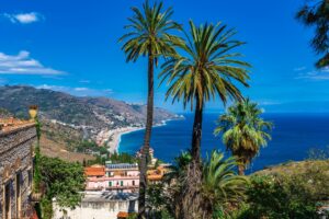 Giardini Naxos - Blick über die Bucht mit der geschwungenen Küste und dem ionischen Meer unterhalb von Taormina an der Ostküste Siziliens