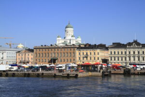 Helsinki - Dom und Marktplatz am Hafen mit der grünen Kuppel der Kathedrale