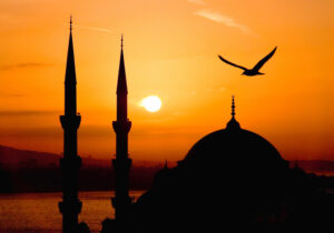 Istanbul - Silhouette einer Moschee mit Minaretten am Bosporus im Sonnenuntergang