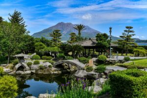 Kagoshima - Blick über den Sengan-en-Garten auf den Vulkan Sakurajima in der Bucht