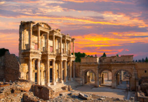 Kusadasi - antike Celsus-Bibliothek von Ephesos bei Sonnenuntergang, Türkei