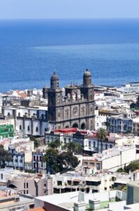 Las Palmas de Gran Canaria - Kathedrale Santa Ana in der Altstadt Vegueta mit Atlantik im Hintergrund