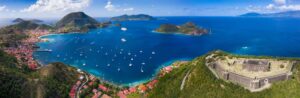 Îles des Saintes, Guadeloupe - Baie des Saintes mit Fort Napoléon und dem Ort Terre-de-Haut