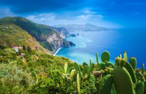 Liparische Inseln - Steilküste von Lipari mit Blick auf Vulcano und das Tyrrhenische Meer