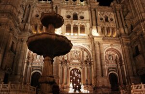 Malaga - Kathedrale mit Brunnen bei Nacht in der Altstadt Andalusiens