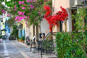 Nafplion - malerische Altstadtgasse mit Bougainvillea in der ersten Hauptstadt Griechenlands