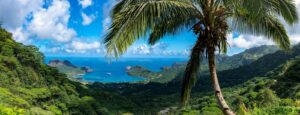 Nuku Hiva - Blick über die Bucht von Taiohae mit grünen Bergen und Palmen, Marquesas-Inseln